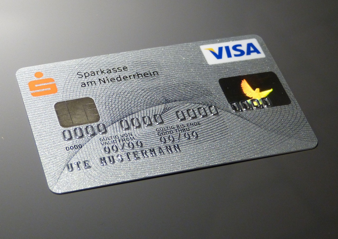 A stack of credit cards next to a pile of banknotes representing the consolidation process.