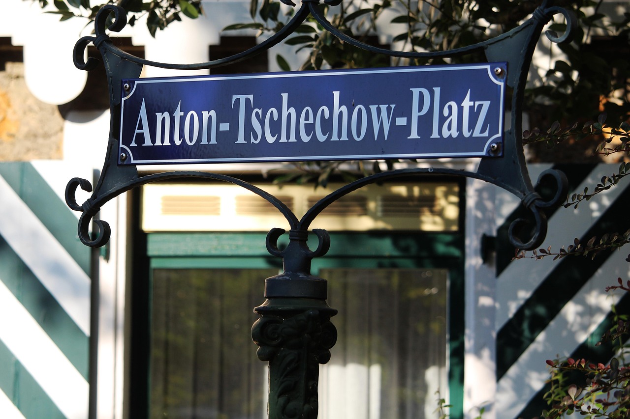 A fork in the road indicating two different directions, symbolizing the choice between Chapter 7 and Chapter 13.