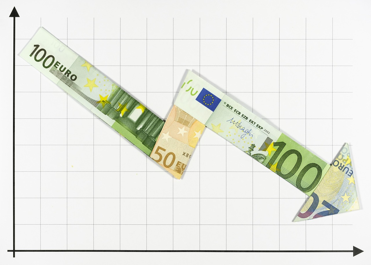An abstract graphic showing a 3x step-up growth trajectory with a blue theme.